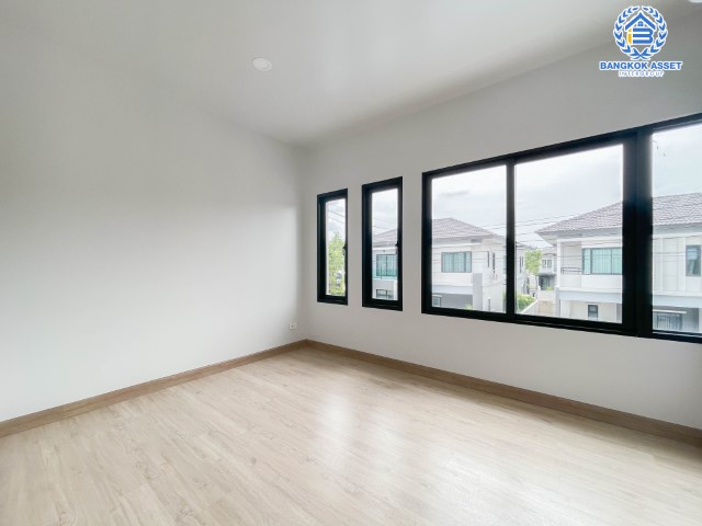 *****บ้านเดี่ยวมือสองกรุงเทพฯ ม.แกรนด์ บริทาเนีย วงแหวน-รามอินทรา #หลังมุม เนื้อที่กว้างขวางสุดถึง 64.6 ตร.ว. ฟังก์ชัน 4 ห้องนอน 5 ห้องน้ำ 2 ที่จอดรถ บ้านใหม่พร้อมอยู่ ไม่เคยเข้า บนทำเลเดินทางสะดวก ติดถนนกาจนาภิเษก ใกล้รถไฟฟ้าสายสีเขียว "สถานีคูคต" และทางด่วน